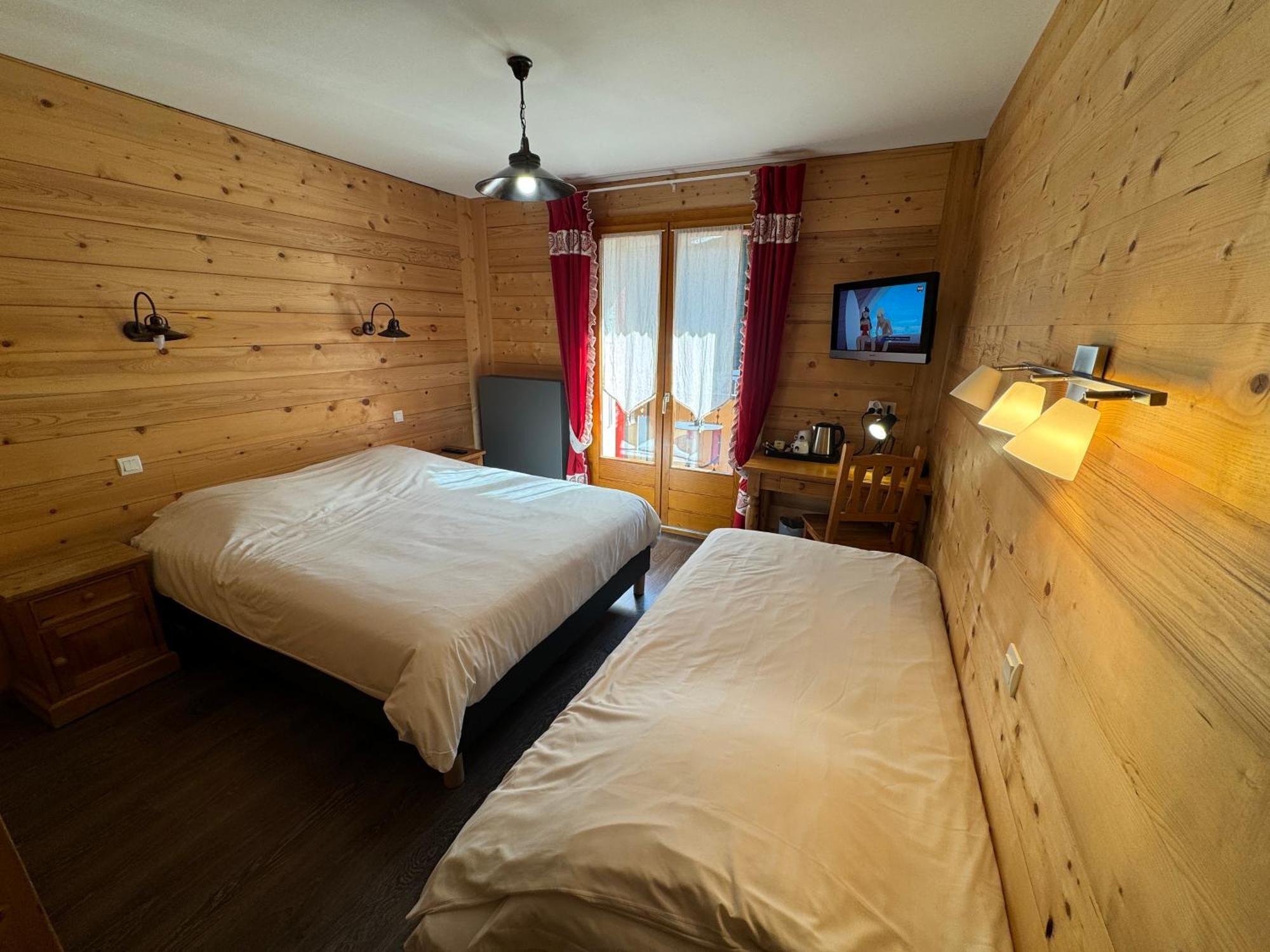 Le Schuss Hotel Chatel Bagian luar foto