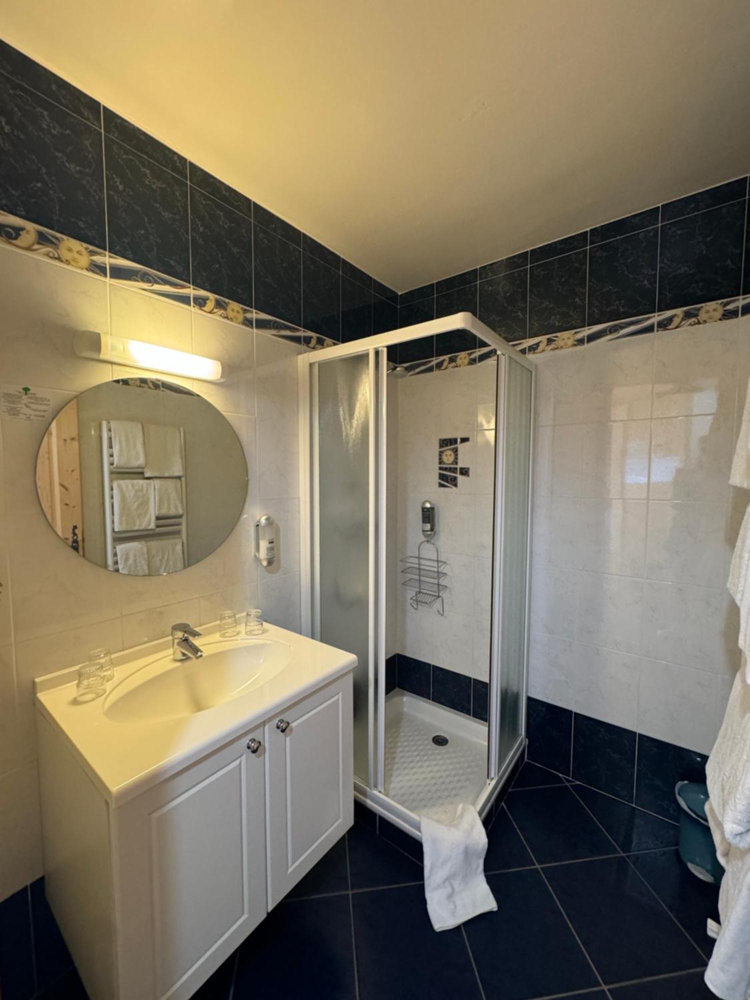 Le Schuss Hotel Chatel Bagian luar foto